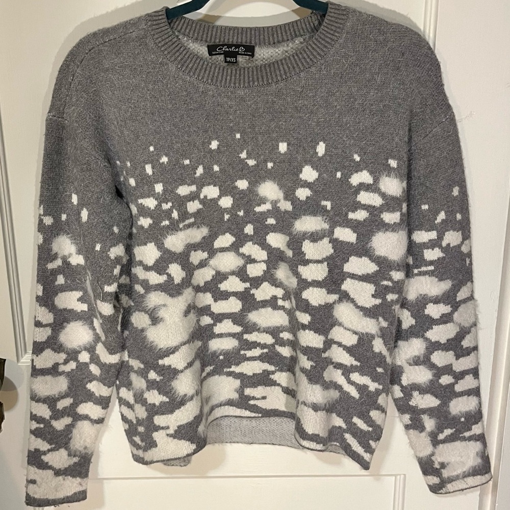 CHARLIE B Gray and White Patterned Sweater